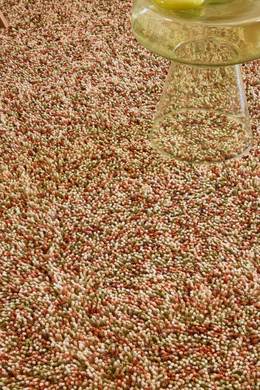 Tapis Brink & Campman Loom Pumpkin orange potiron, corail et vert olive, dans un intérieur, deuxième vue