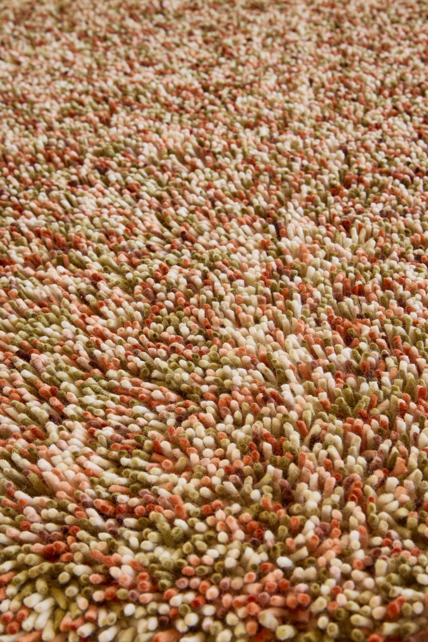 Tapis Brink & Campman Loom Pumpkin orange potiron, corail et vert olive, dans un intérieur, troisième vue
