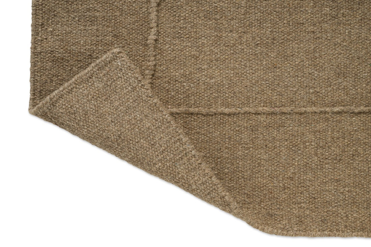 Tapis Brink & Campman Senso Blocks Fur Brown, détail de l'angle replié et de l'envers