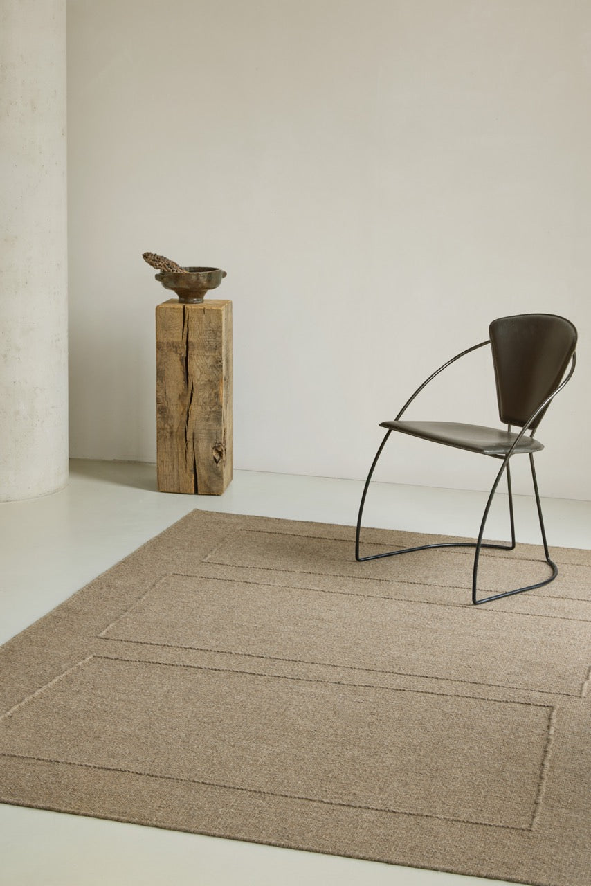 Tapis Brink & Campman Senso Blocks Fur Brown brun camel aux trois blocs en relief, dans un intérieur