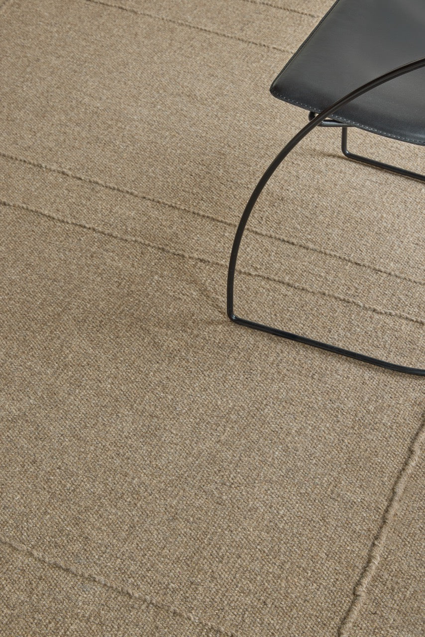 Tapis Brink & Campman Senso Blocks Fur Brown brun camel aux trois blocs en relief, dans un intérieur, deuxième vue