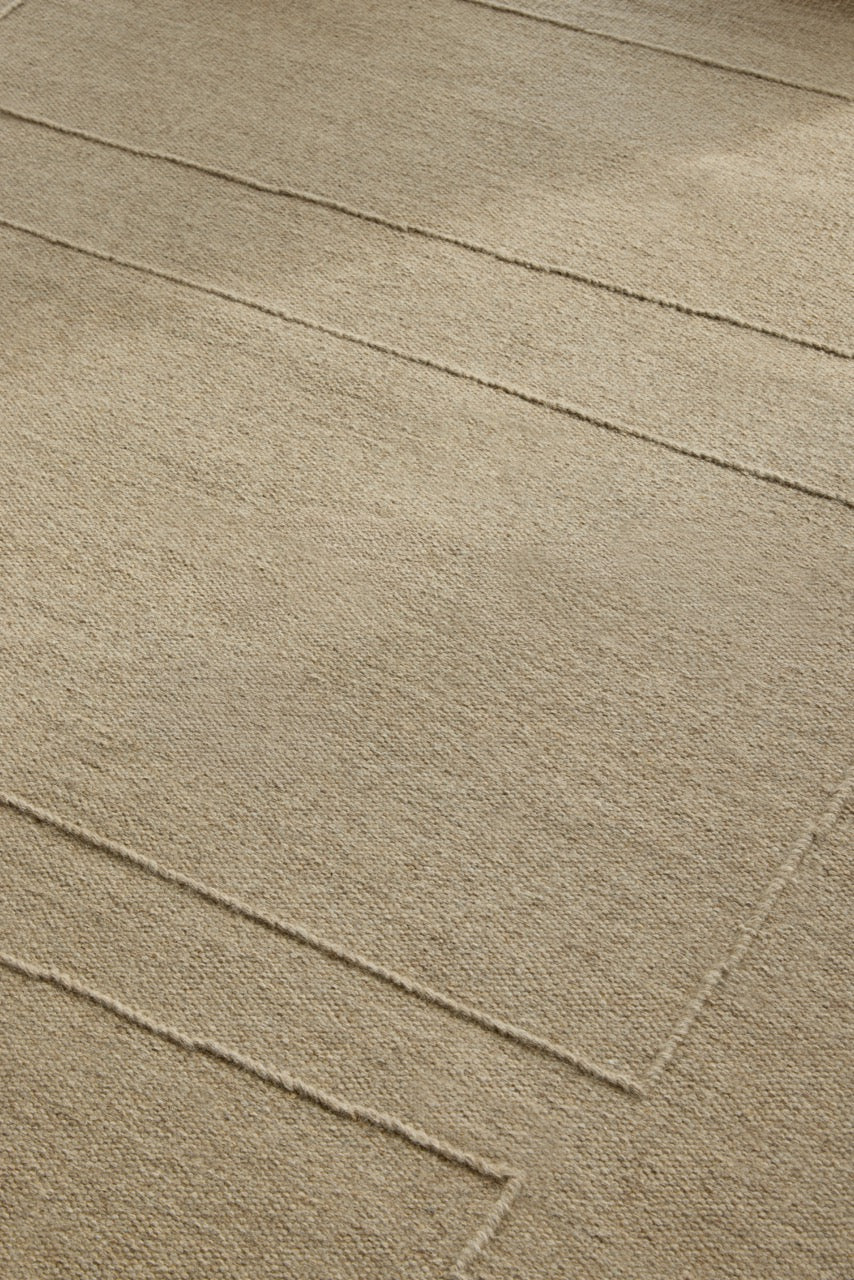 Tapis Brink & Campman Senso Blocks Natural beige sable aux trois blocs en relief, dans un intérieur, deuxième vue