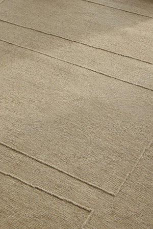Tapis Brink & Campman Senso Blocks Natural beige sable aux trois blocs en relief, dans un intérieur, deuxième vue