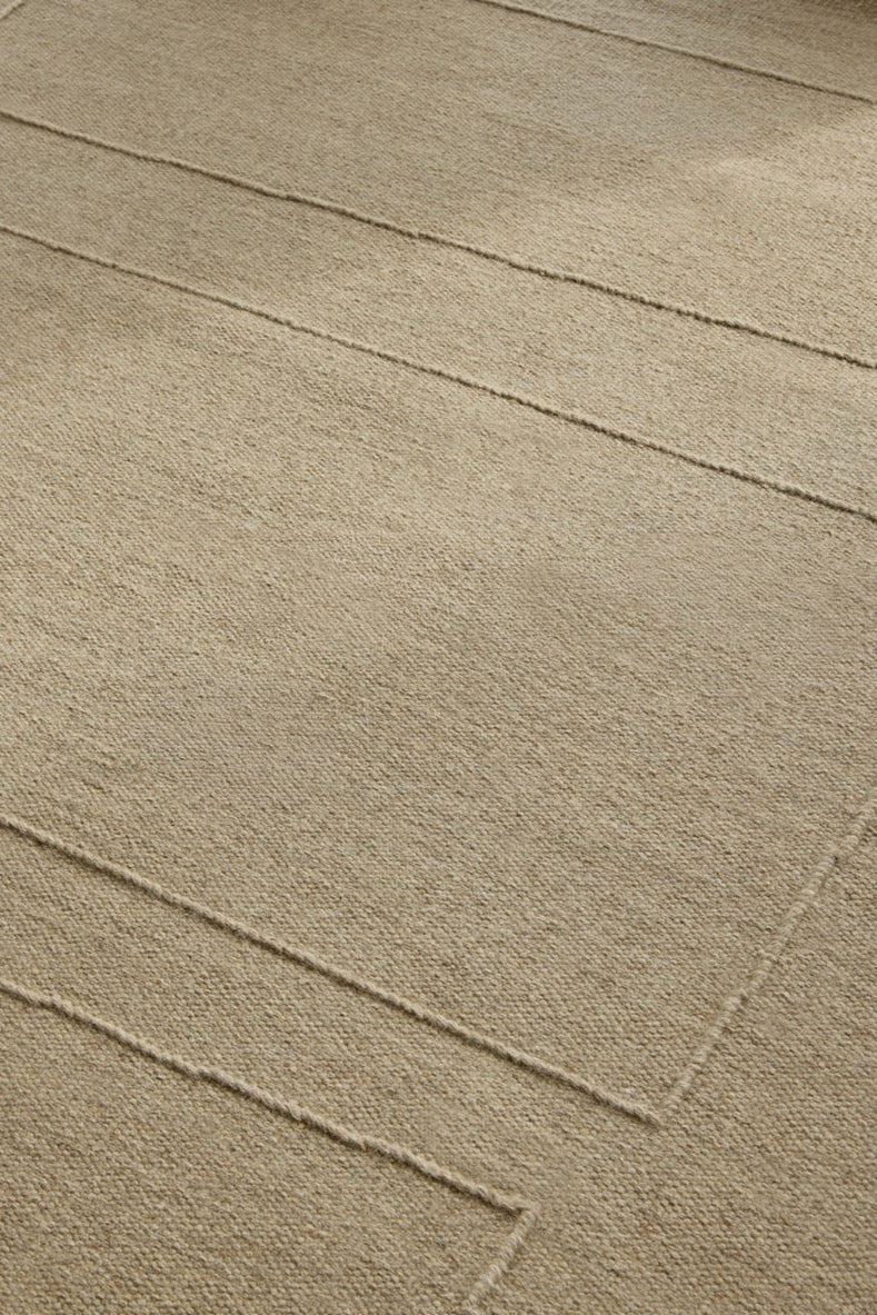 Tapis Brink & Campman Senso Blocks Natural beige sable aux trois blocs en relief, dans un intérieur, deuxième vue