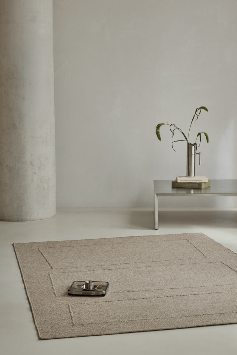 Tapis Brink & Campman Senso Blocks Soft Taupe taupe gris aux trois blocs en relief, dans un intérieur