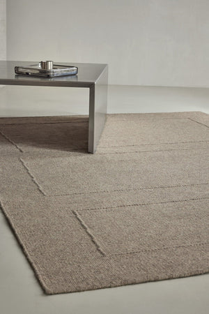 Tapis Brink & Campman Senso Blocks Soft Taupe taupe gris aux trois blocs en relief, dans un intérieur, deuxième vue