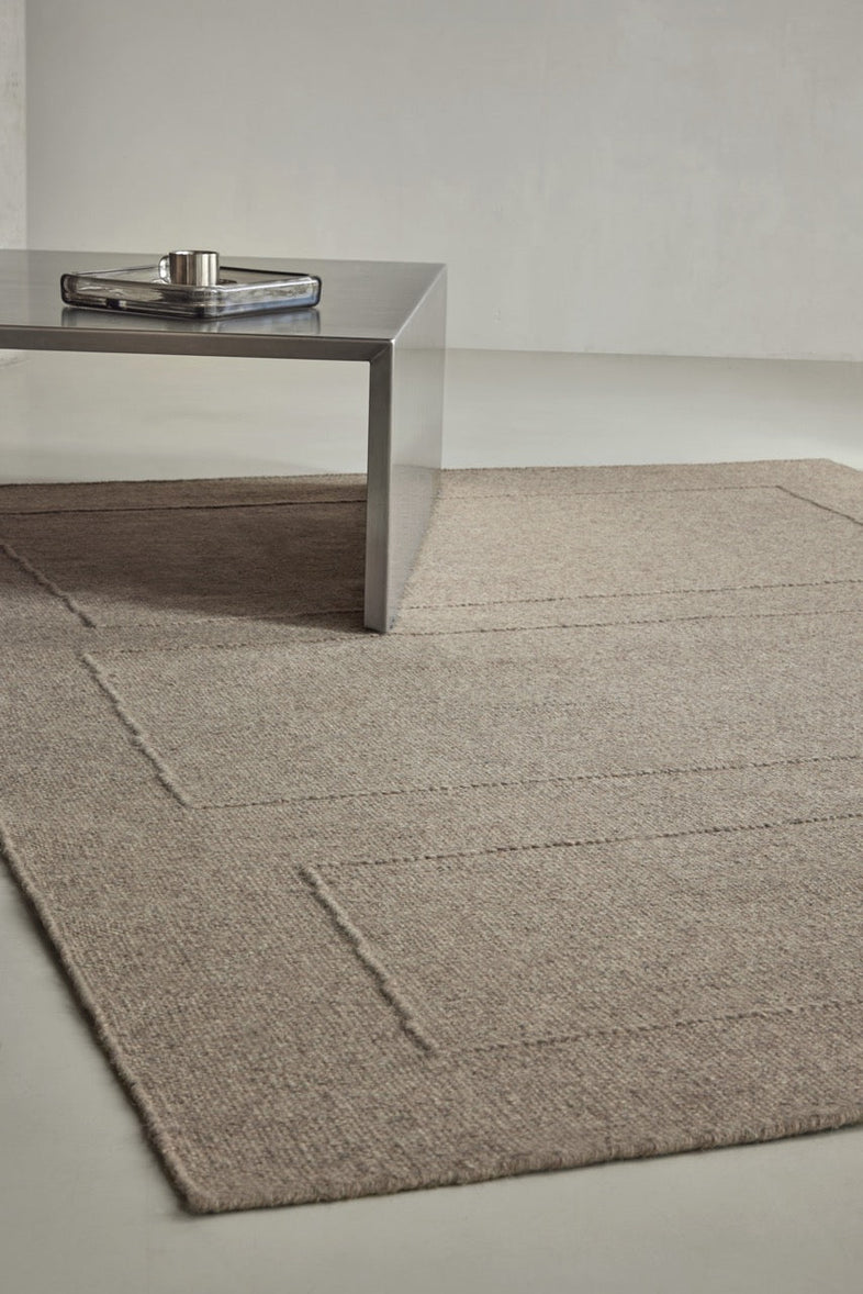 Tapis Brink & Campman Senso Blocks Soft Taupe taupe gris aux trois blocs en relief, dans un intérieur, deuxième vue