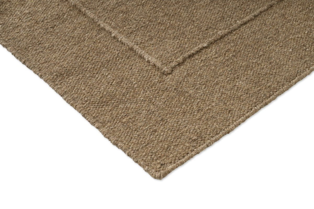 Tapis Brink & Campman Senso Border Fur Brown, détail de l'angle et du tissage