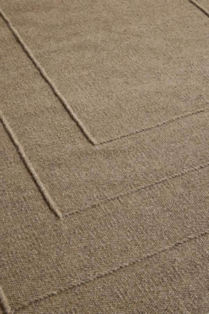 Tapis Brink & Campman Senso Border Fur Brown brun camel aux trois cadres en relief, dans un intérieur, deuxième vue