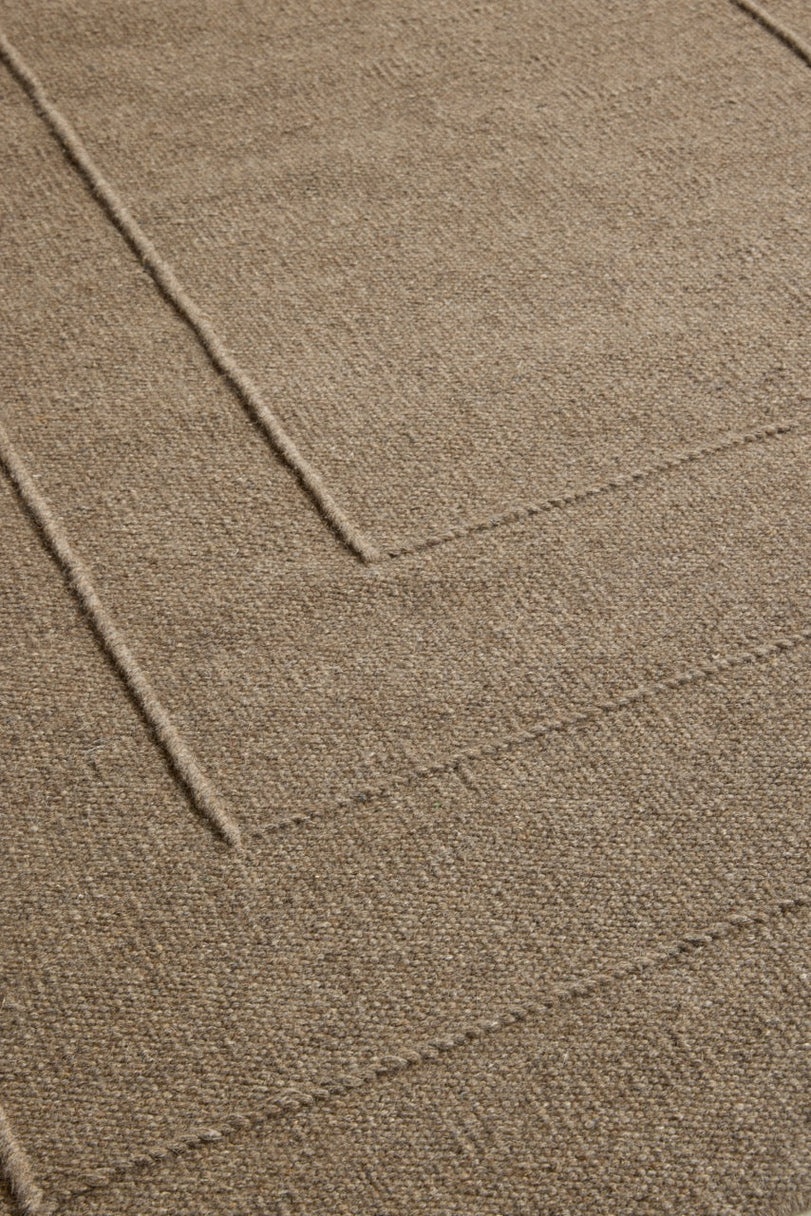 Tapis Brink & Campman Senso Border Fur Brown brun camel aux trois cadres en relief, dans un intérieur, deuxième vue