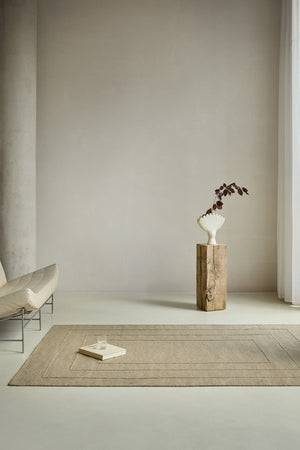 Tapis Brink & Campman Senso Border Natural beige sable aux trois cadres en relief, dans un intérieur