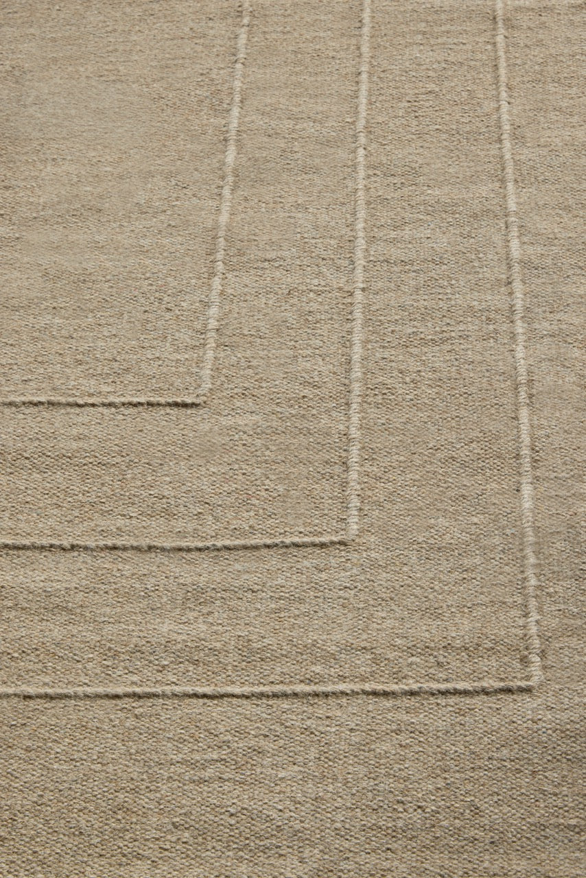 Tapis Brink & Campman Senso Border Natural beige sable aux trois cadres en relief, dans un intérieur, deuxième vue