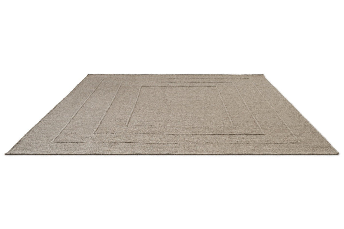 Tapis Brink & Campman Senso Border Soft Taupe taupe gris aux trois cadres en relief, vue en perspective