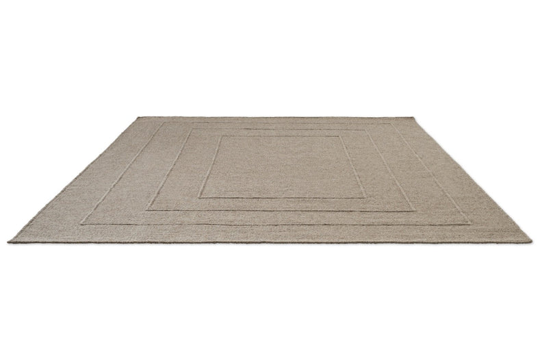 Tapis Brink & Campman Senso Border Soft Taupe taupe gris aux trois cadres en relief, vue en perspective