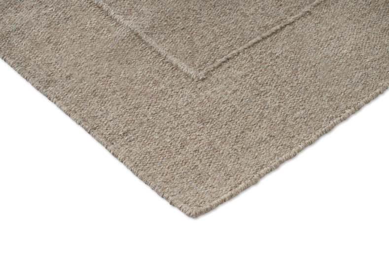 Tapis Brink & Campman Senso Border Soft Taupe, détail de l'angle et du tissage