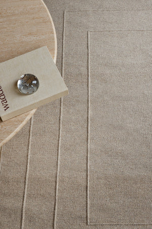 Tapis Brink & Campman Senso Border Soft Taupe taupe gris aux trois cadres en relief, dans un intérieur, deuxième vue