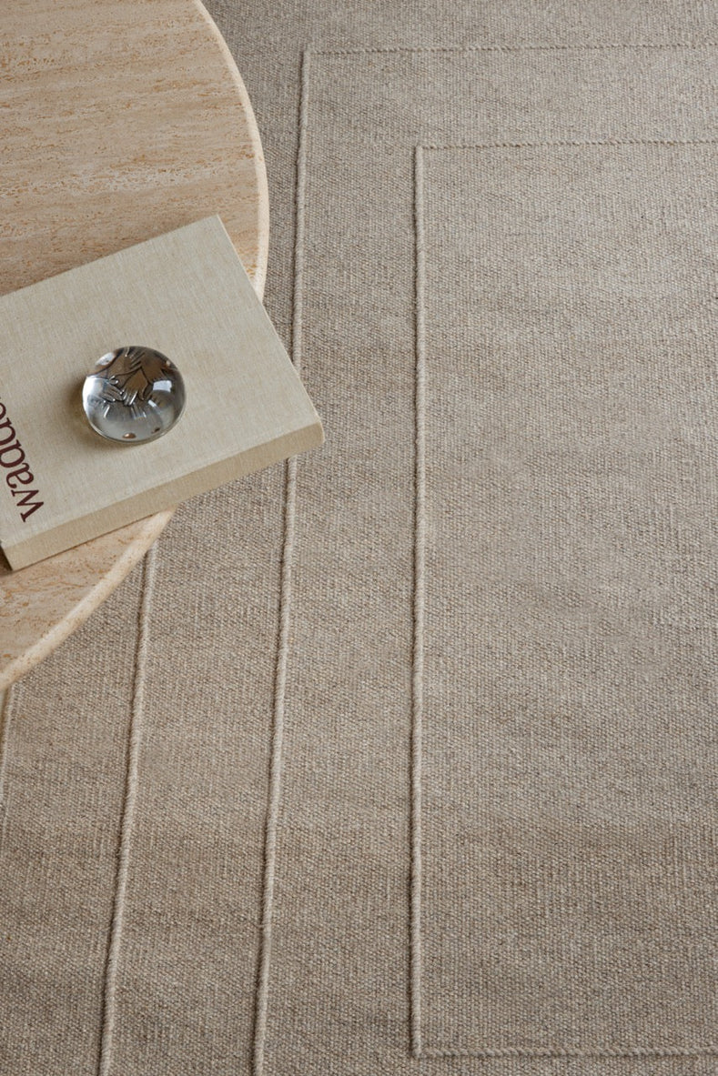 Tapis Brink & Campman Senso Border Soft Taupe taupe gris aux trois cadres en relief, dans un intérieur, deuxième vue