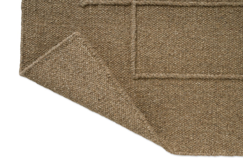 Tapis Brink & Campman Senso Level Fur Brown, détail de l'angle replié et de l'envers