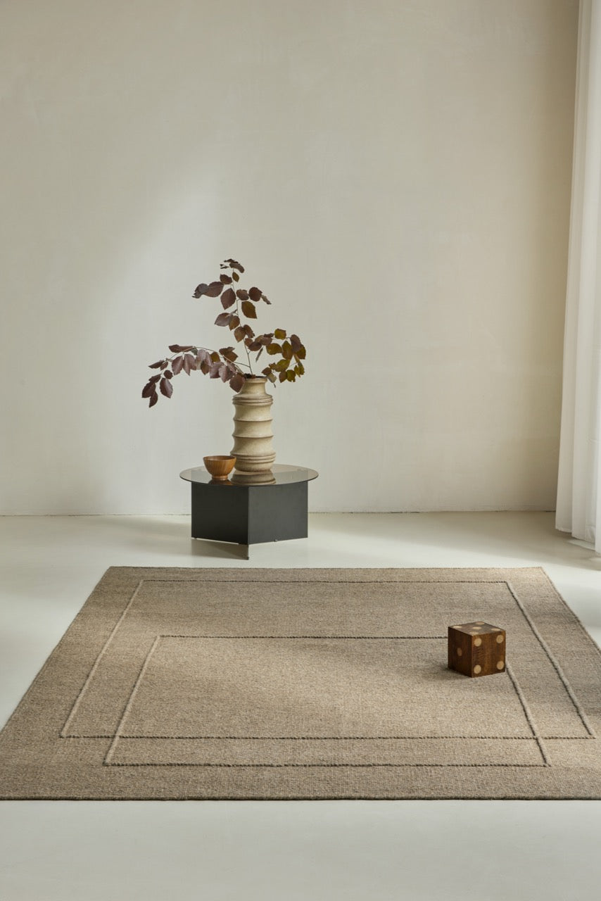 Tapis Brink & Campman Senso Level Fur Brown brun camel aux deux rectangles en relief, dans un intérieur