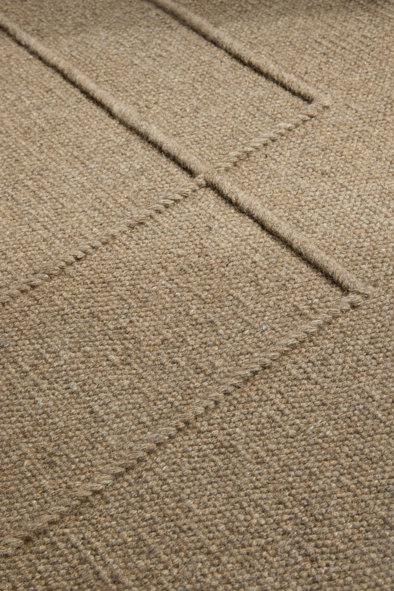 Tapis Brink & Campman Senso Level Fur Brown brun camel aux deux rectangles en relief, dans un intérieur, deuxième vue