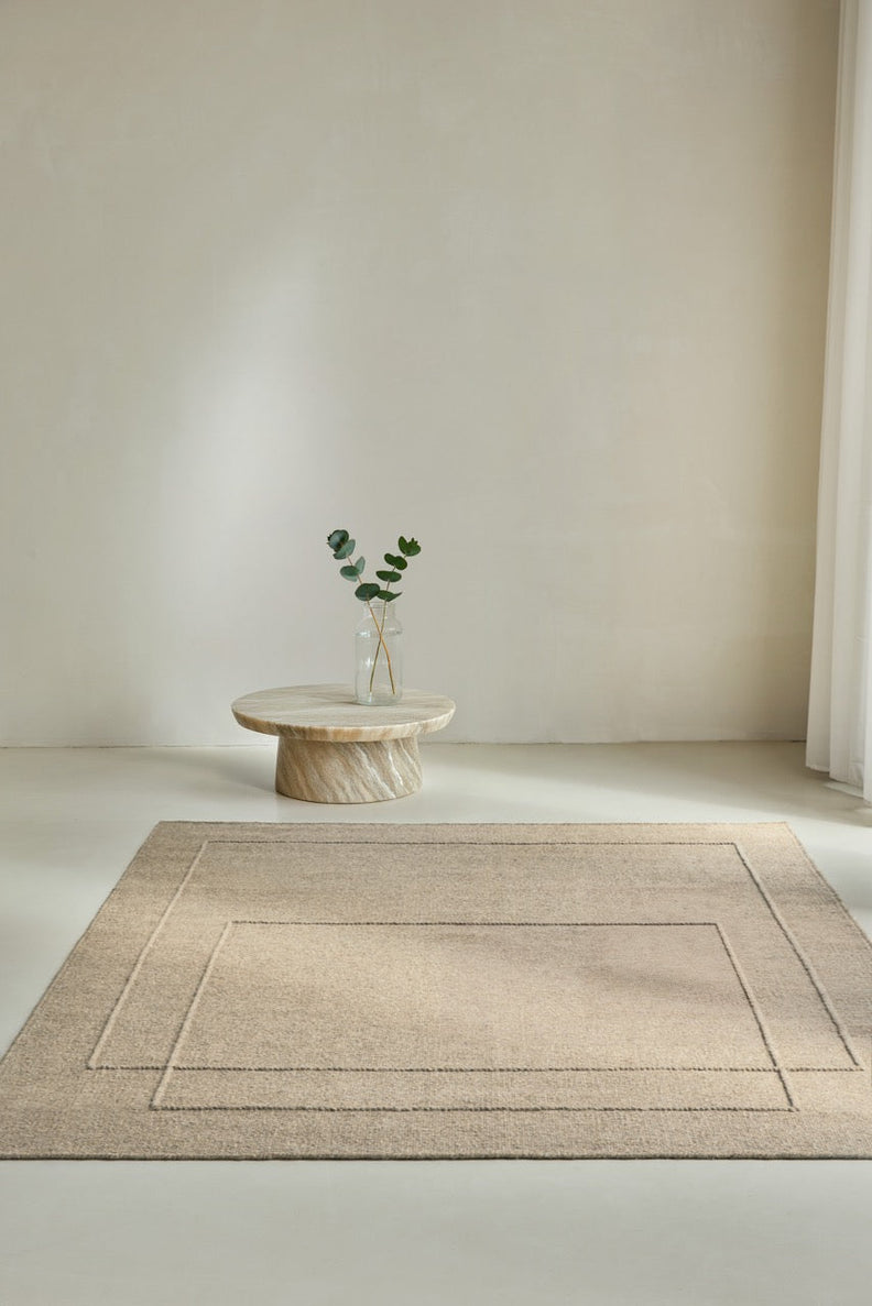 Tapis Brink & Campman Senso Level Natural beige sable aux deux rectangles en relief, dans un intérieur