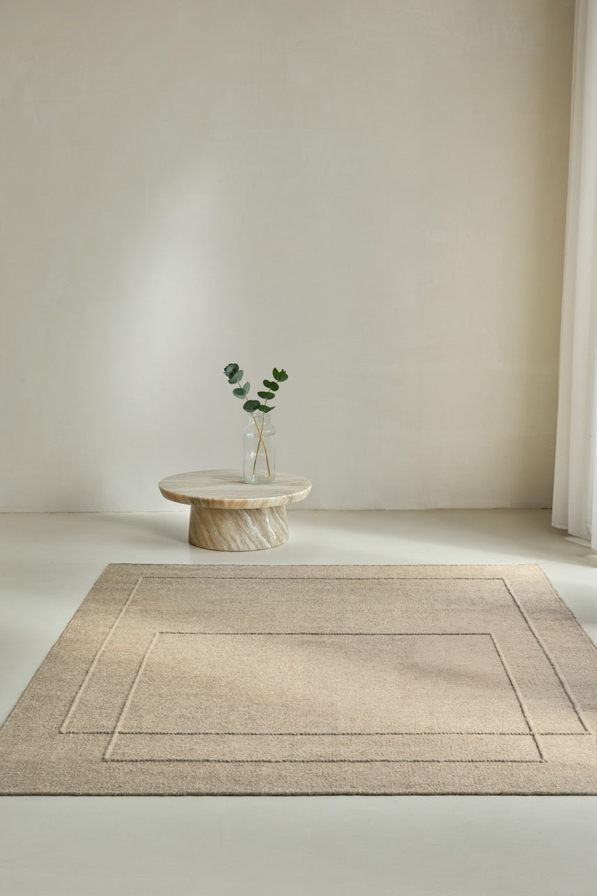 Tapis Brink & Campman Senso Level Natural beige sable aux deux rectangles en relief, dans un intérieur