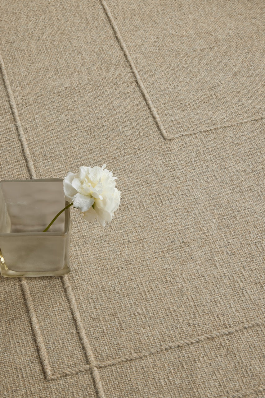 Tapis Brink & Campman Senso Level Natural beige sable aux deux rectangles en relief, dans un intérieur, deuxième vue
