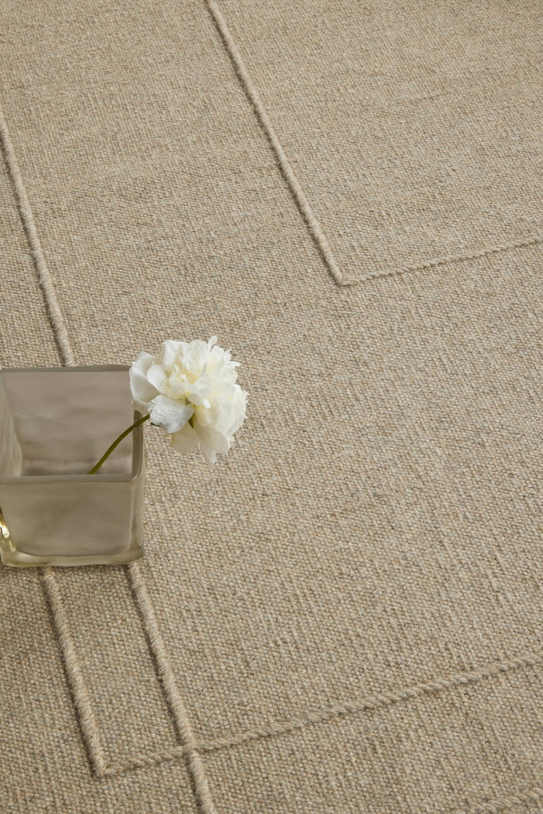 Tapis Brink & Campman Senso Level Natural beige sable aux deux rectangles en relief, dans un intérieur, deuxième vue