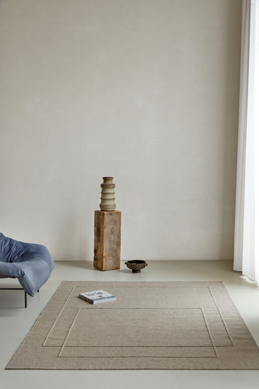 Tapis Brink & Campman Senso Level Soft Taupe taupe gris aux deux rectangles en relief, dans un intérieur
