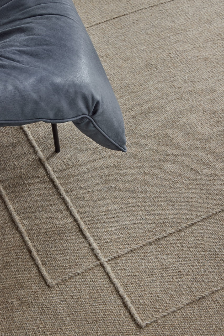 Tapis Brink & Campman Senso Level Soft Taupe taupe gris aux deux rectangles en relief, dans un intérieur, deuxième vue