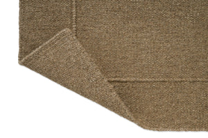 Tapis Brink & Campman Senso Planes Fur Brown, détail de l'angle replié et de l'envers