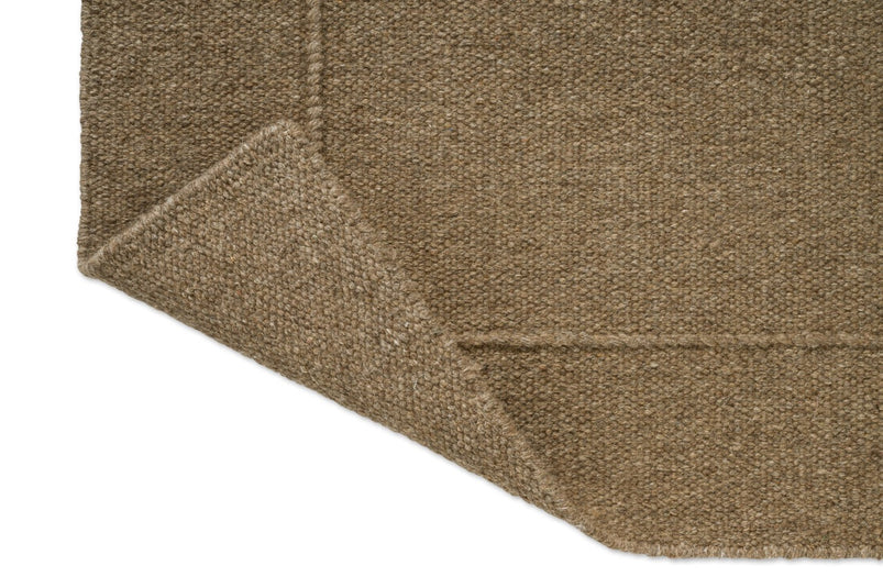 Tapis Brink & Campman Senso Planes Fur Brown, détail de l'angle replié et de l'envers