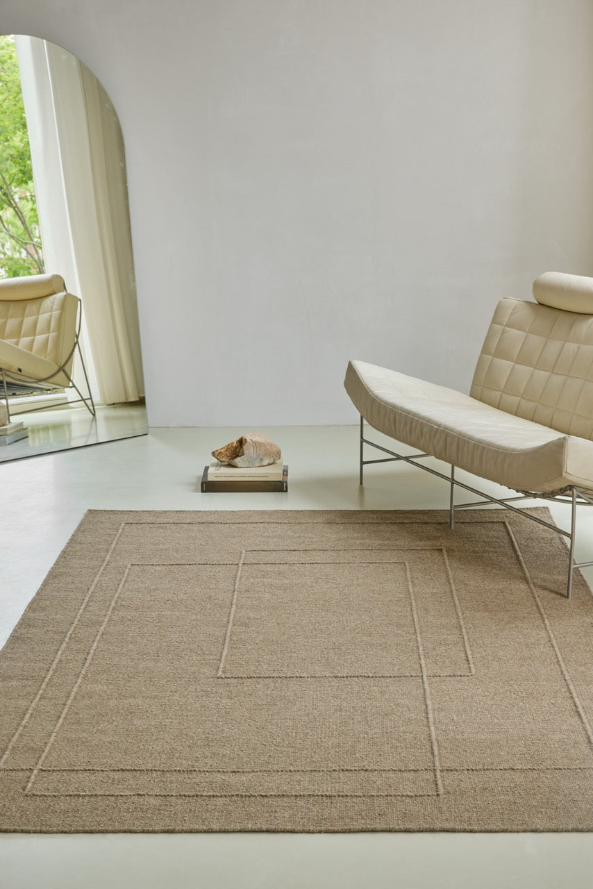 Tapis Brink & Campman Senso Planes Fur Brown brun camel aux rectangles superposés en relief, dans un intérieur