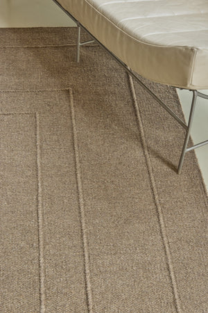 Tapis Brink & Campman Senso Planes Fur Brown brun camel aux rectangles superposés en relief, dans un intérieur, deuxième vue