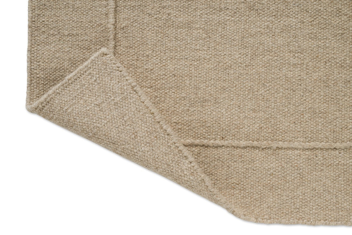 Tapis Brink & Campman Senso Planes Natural, détail de l'angle replié et de l'envers
