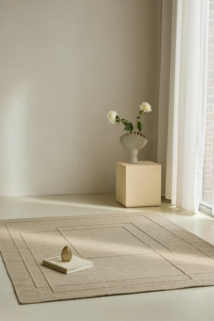 Tapis Brink & Campman Senso Planes Natural beige sable aux rectangles superposés en relief, dans un intérieur