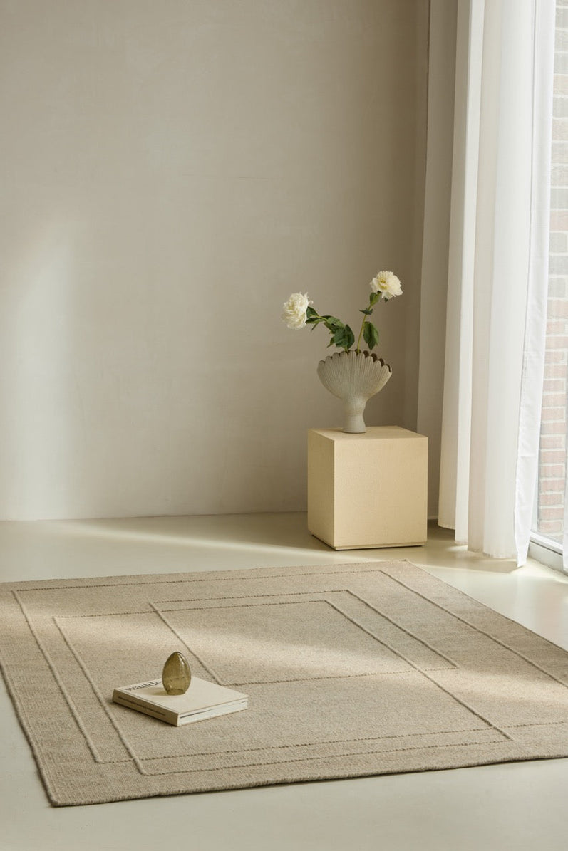 Tapis Brink & Campman Senso Planes Natural beige sable aux rectangles superposés en relief, dans un intérieur