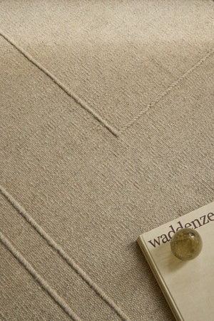 Tapis Brink & Campman Senso Planes Natural beige sable aux rectangles superposés en relief, dans un intérieur, deuxième vue