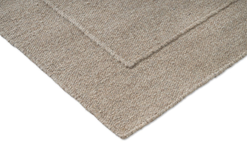 Tapis Brink & Campman Senso Planes Soft Taupe, détail de l'angle et du tissage