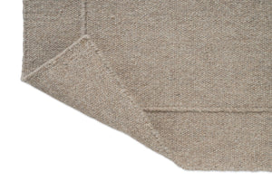 Tapis Brink & Campman Senso Planes Soft Taupe, détail de l'angle replié et de l'envers