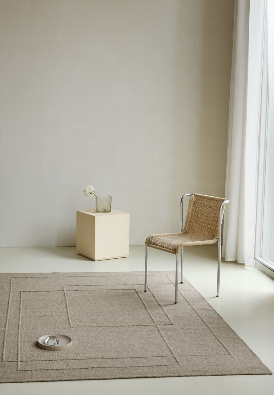 Tapis Brink & Campman Senso Planes Soft Taupe taupe gris aux rectangles superposés en relief, dans un intérieur