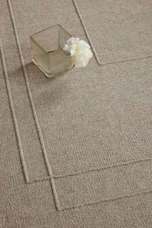 Tapis Brink & Campman Senso Planes Soft Taupe taupe gris aux rectangles superposés en relief, dans un intérieur, deuxième vue