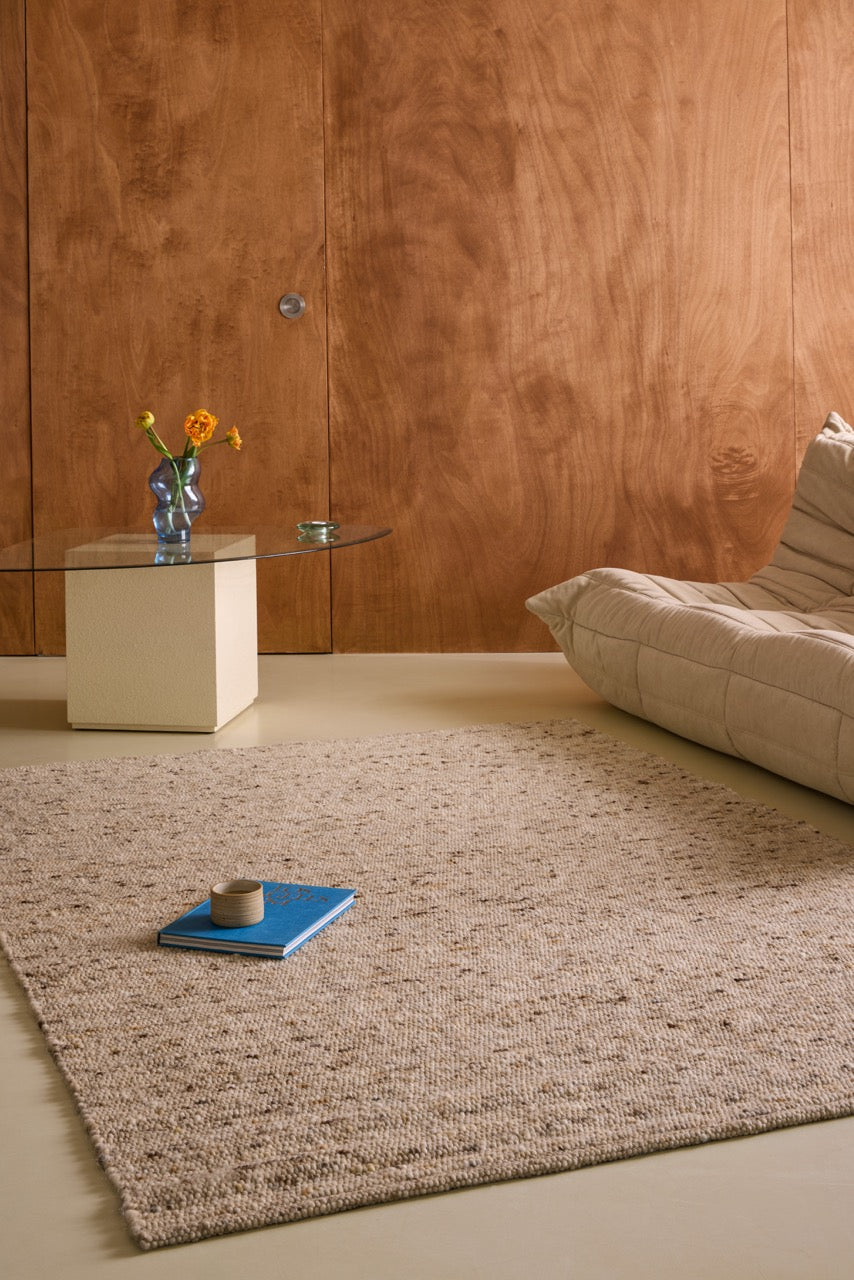 Tapis Brink & Campman Sober Natural beige avoine et crème moucheté de brun, dans un intérieur