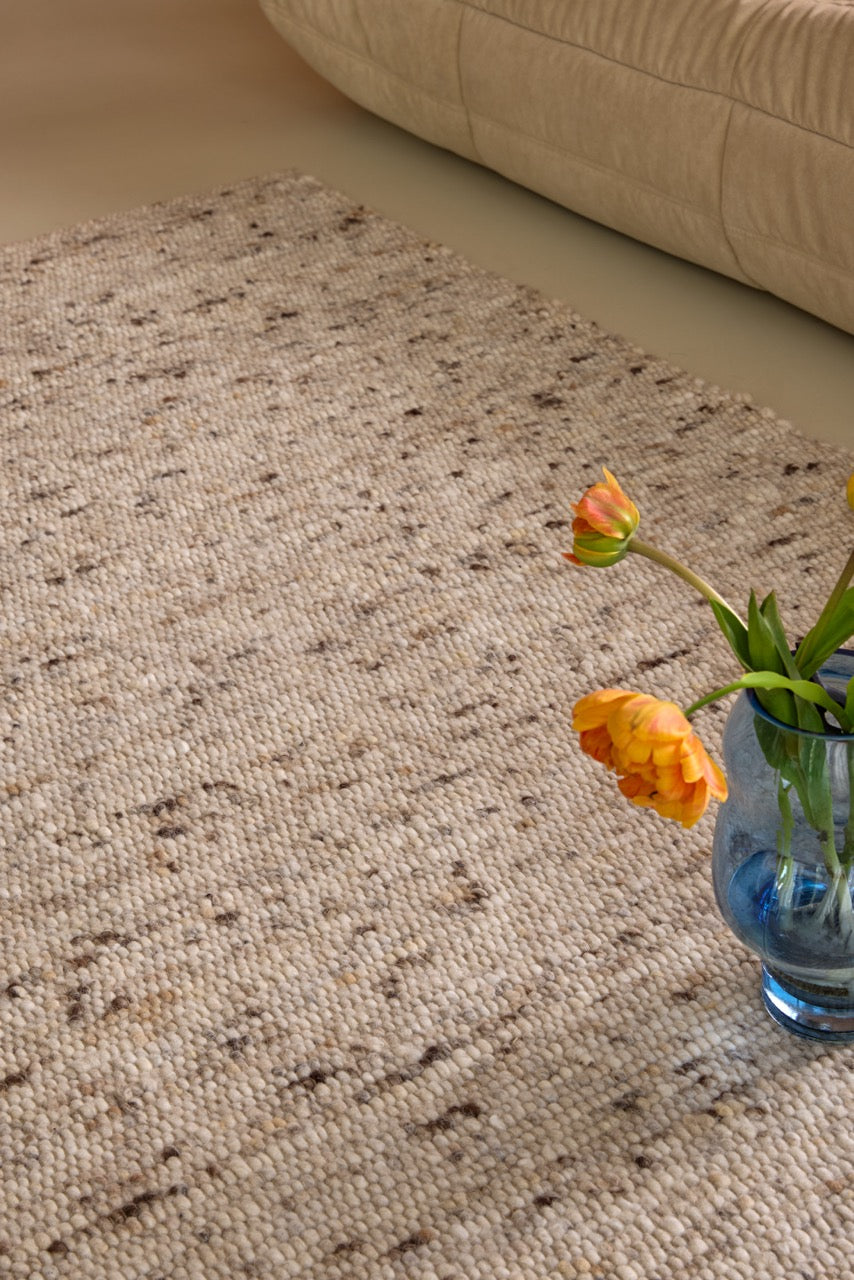 Tapis Brink & Campman Sober Natural beige avoine et crème moucheté de brun, dans un intérieur, deuxième vue