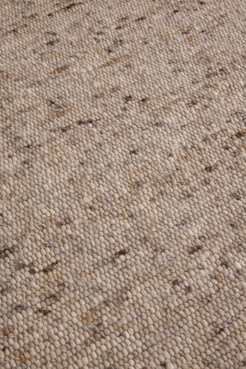 Tapis Brink & Campman Sober Natural beige avoine et crème moucheté de brun, dans un intérieur, troisième vue