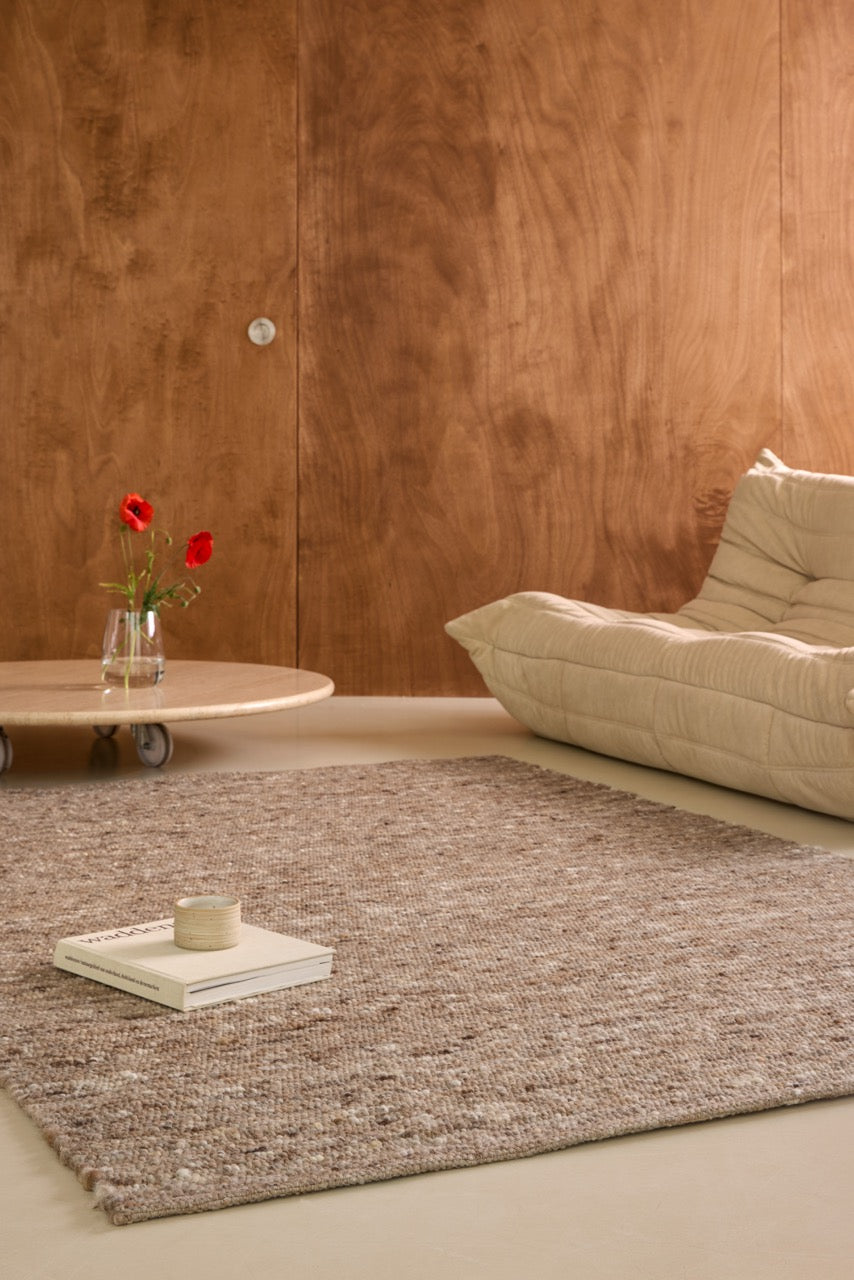 Tapis Brink & Campman Sober Soft Brown chiné brun doux et taupe, dans un intérieur