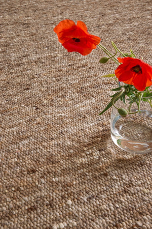Tapis Brink & Campman Sober Soft Brown chiné brun doux et taupe, dans un intérieur, deuxième vue