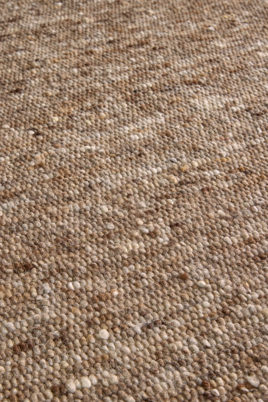 Tapis Brink & Campman Sober Soft Brown chiné brun doux et taupe, dans un intérieur, troisième vue