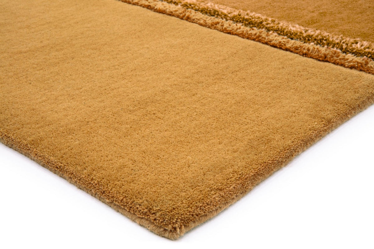 Tapis Acsento Delos Mustard, détail de l'angle et du poil