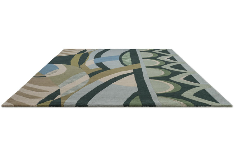Tapis Harlequin Atelier Lagoon vert bouteille, vert d'eau et bleu ciel, vue en perspective